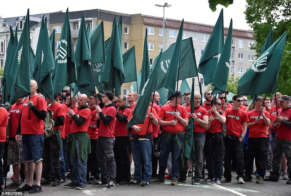 Ở Đức, các nhóm cực hữu tập trung tại thành phố Chemnitz, mang theo cờ xanh và mặc đồng phục tham gia cuộc diễu hành ngày Quốc tế Lao động 1/5.