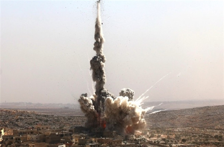 Đáp trả, Quân đội Syria oanh kích nhiều căn cứ của FSA ở phía nam Daraa. Nguồn tin cho hay, vụ tấn công không gây thương vong cho dân thường. Ảnh: FNA.