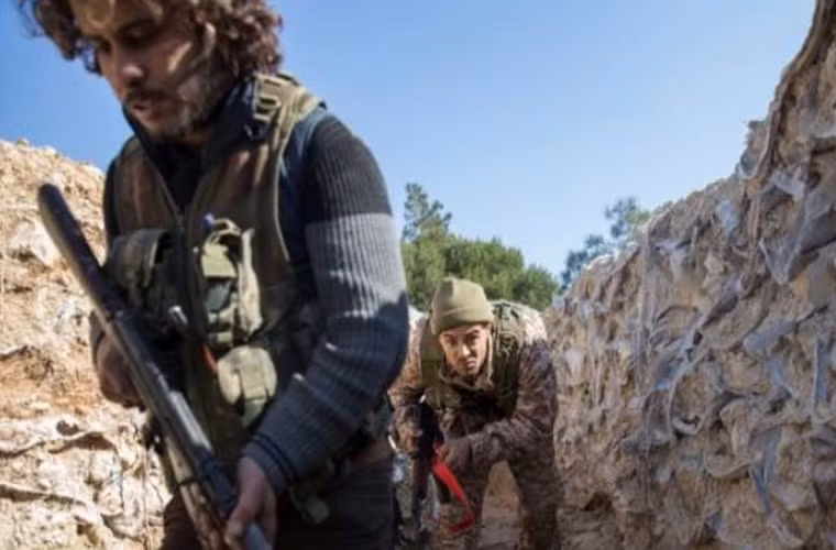 Kênh tin tức al-Mayadeen dẫn nguồn tin ngày 27/5 cho biết, các nhóm khủng bố tại Trại Yarmouk, Nam Damascus (Syria), đã tiến hành khai quật những ngôi mộ trong khu vực này để tìm thi thể của các binh sĩ Israel, theo yêu cầu từ phía Tel Aviv. Ảnh: FNA.