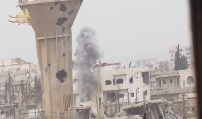 Tại Daraa, ngày 27/5, xe tăng của lực lượng FSA đã nã pháo vào một căn cứ trọng yếu của Quân đội Syria ở quận Sajnah, phía nam thành phố. Ảnh: SF.