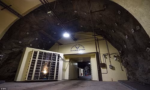 Theo Daily Mail, trụ sở của NORAD nằm trong Khu phức hợp Núi Cheyenne được coi là trung tâm chỉ huy bảo mật nhất thế giới. Cơ quan này vẫn theo dõi sát những hoạt động thử nghiệm tên lửa và vũ khí hạt nhân từ Triều Tiên cũng như các quốc gia có thể trở thành mối đe dọa hạt nhân đối với Mỹ và Canada. (Nguồn ảnh: Daily Mail)