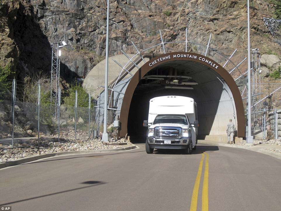 Cổng vào khu tổ hợp núi Cheyenne.