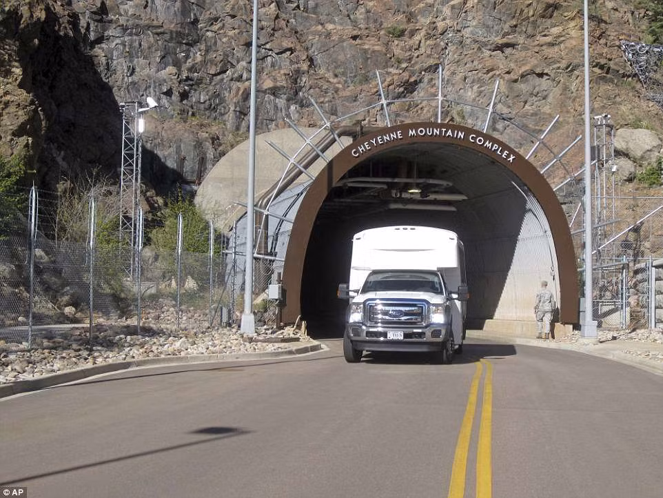 Cổng vào khu tổ hợp núi Cheyenne.