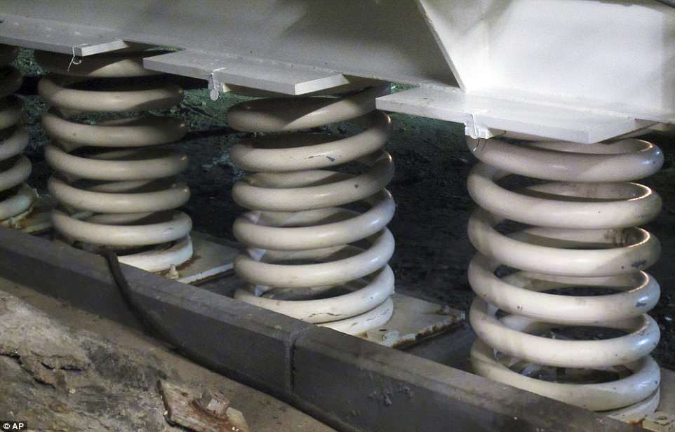 Những tòa nhà trong khu tổ hợp được xây dựng trên lò xo khổng lồ có tác dụng giữ sự ổn định khi xảy ra tấn công hạt nhân hoặc động đất.