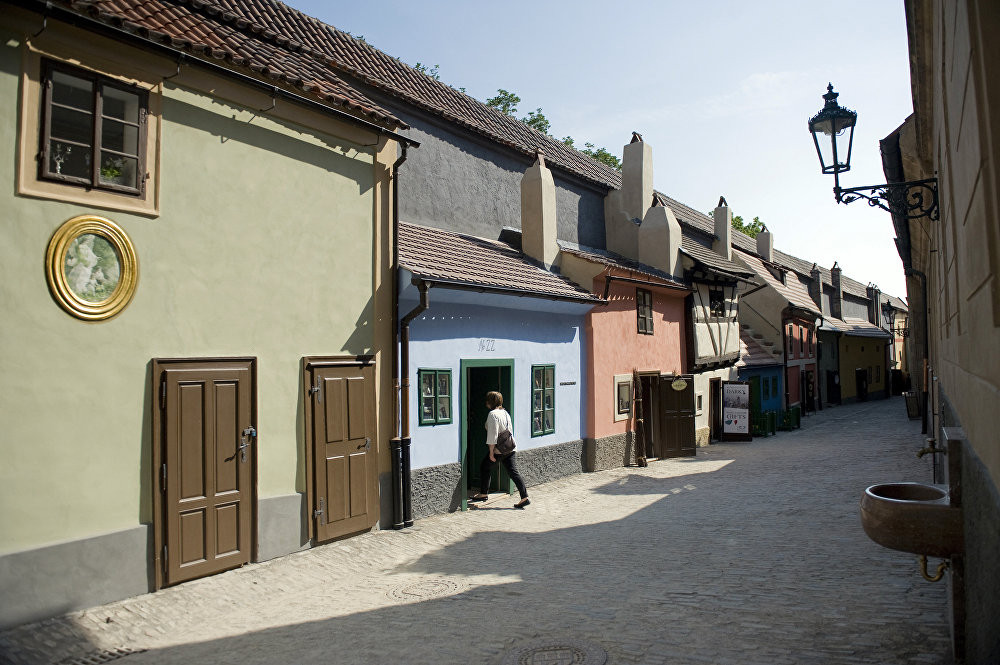 Bức ảnh này được chụp vào ngày 4/6/2011. Trong ảnh, một du khách đang thăm phố cổ Golden Lane, nơi tập trung nhiều ngôi nhà cổ ở thủ đô Prague, Cộng hòa Séc.