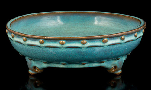 Chiếc bát mà một gia đình Anh dùng để đựng tiền lẻ.