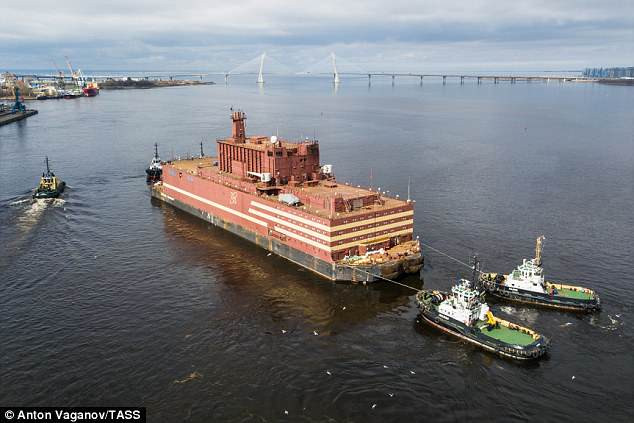 Theo Daily Mail, nhà máy điện hạt nhân nổi đầu tiên trên thế giới do Tập đoàn Năng lượng hạt nhân Nhà nước Rosatom xây dựng trên tàu Akademik Lomonosov tại thành phố St.Petersburg của nước Nga. (Nguồn: Daily Mail)