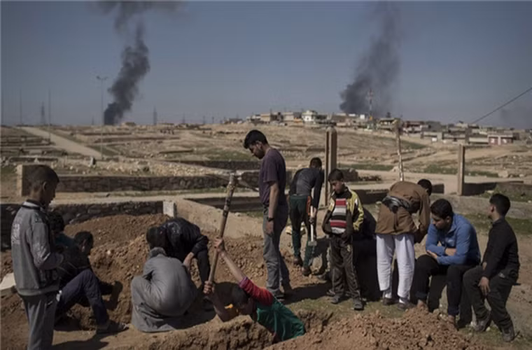Còn tại Deir Ezzor, Mỹ bị “tố” đã tiến hành các cuộc không kích nhằm vào ngôi làng al-Souseh ở phía đông nam tỉnh, khiến nhiều dân thường thương vong. Ảnh: FNA.