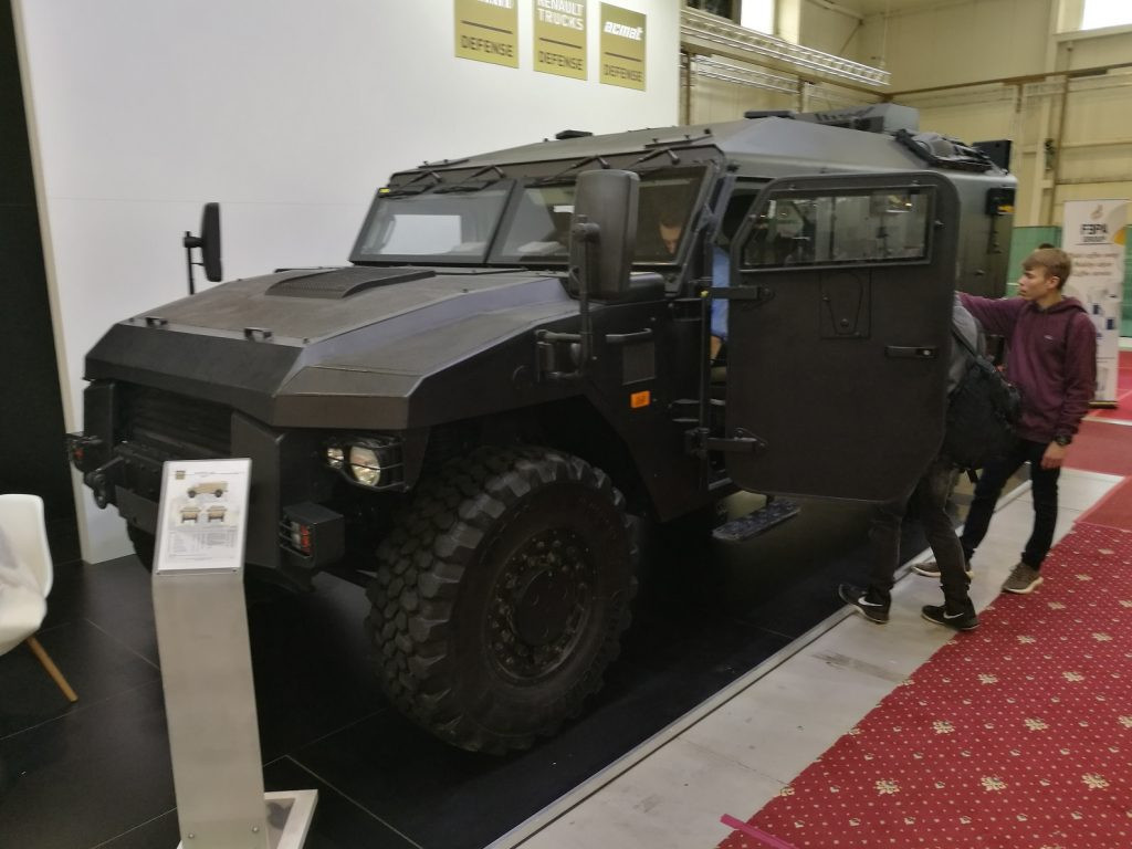 Du khách ngồi lên một chiếc xe tại triển lãm IDEB 2018.