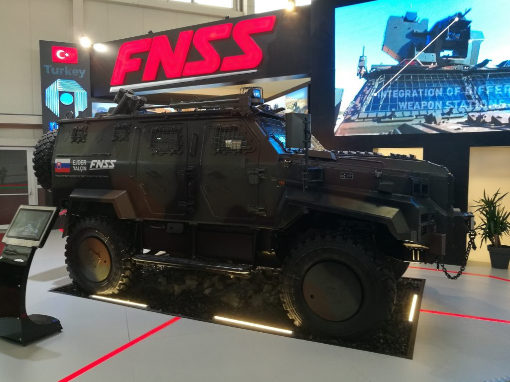 Một chiếc xe của công ty quốc phòng FNSS (Thổ Nhĩ Kỳ) được trưng bày tại triển lãm.