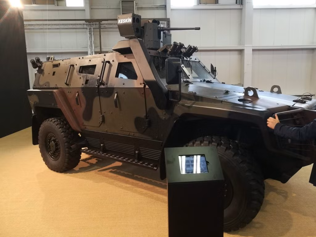 Đáng chú ý năm nay Séc mang nhiều sản phẩm đến trưng bày tại triển lãm IDEB 2018. Trong số các trang thiết bị được giới thiệu phải kể đến xe đa năng Iveco-ISR với cấu trúc thượng tầng trinh sát và hệ thống máy bay không người lái Raven RQ-11B DDL,...