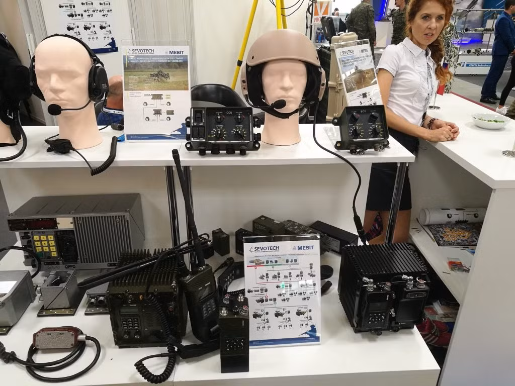 Ngoài ra, trang thiết bị liên lạc hiện đại cùng nhiều trang thiết bị quân sự khác cũng được giới thiệu tại triển lãm lần này.