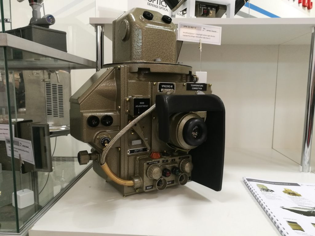 Cụ thể, trong triển lãm IDEB 2018, các loại xe thiết giáp chở quân, trực thăng, máy bay chiến đấu, tàu chiến và xe quân sự,...đã được giới thiệu tới công chúng.