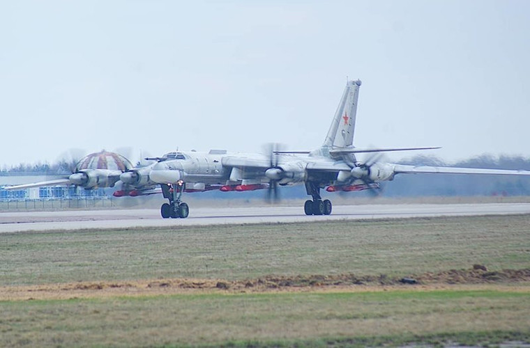 Tu-95 mang theo 8 tên lửa hành trình Kh-101 chuẩn bị xuất phát từ căn cứ không quân gần Moscow. Tu-95 mang theo 8 tên lửa hành trình Kh-101 chuẩn bị xuất phát từ căn cứ không quân gần Moscow.
