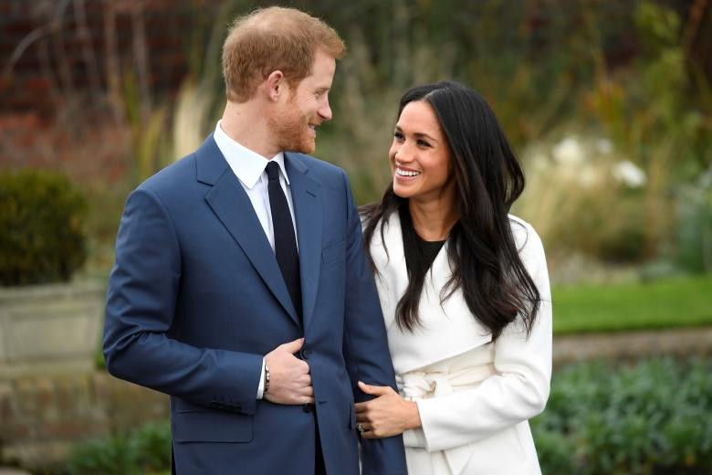 Cặp đôi Harry-Markle tươi cười chụp ảnh ở khu vườn Sunken Garden thuộc cung điện Kensington, sau khi Hoàng gia Anh công bố thông tin hai người đã đính hôn, ngày 27/11/2017.