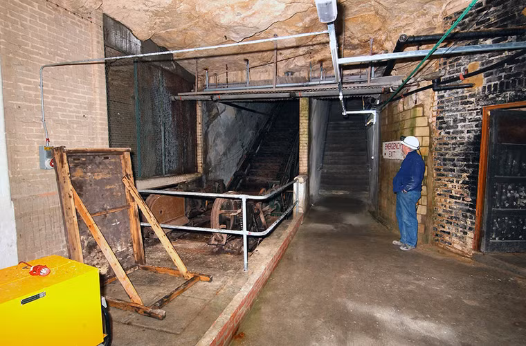 Cầu thang cuốn trong boongke Burlington.