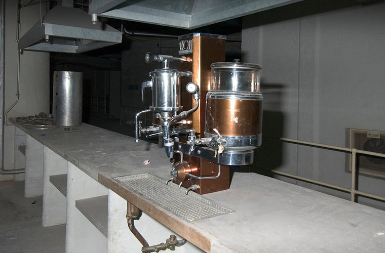 Một trong những máy pha cà phê chưa từng được sử dụng trong căng tin.