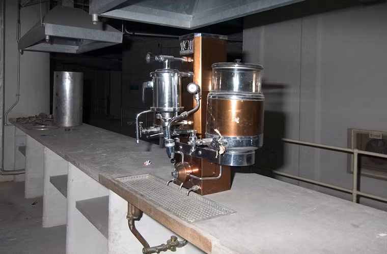 Một trong những máy pha cà phê chưa từng được sử dụng trong căng tin.