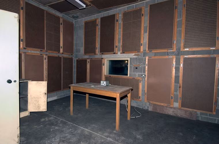 ...và thậm chí một là đài phát thanh truyền hình để liên lạc với những người sống trong đó.