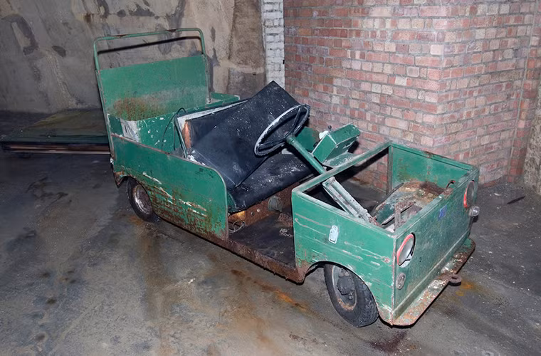 Cư dân trong “thành phố ngầm” này sử dụng những chiếc xe như thế này để di chuyển.