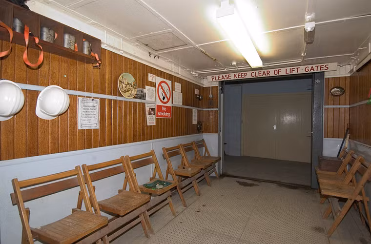 Thang máy đưa mọi người xuống boongke từ trên mặt đất.