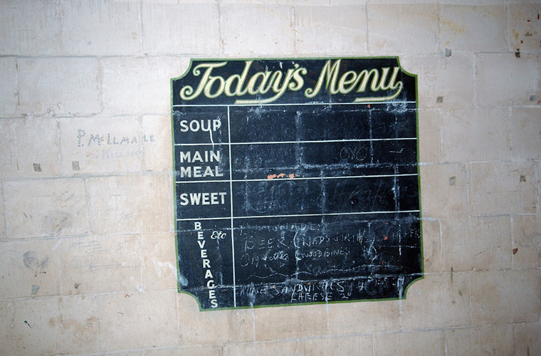 Trong boongke Burlington gồm có hai căng tin.