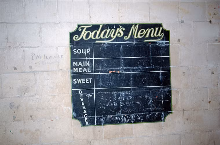 Trong boongke Burlington gồm có hai căng tin.