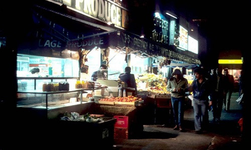 Khu chợ trên đại lộ Greenwich vào buổi tối.