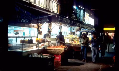 Khu chợ trên đại lộ Greenwich vào buổi tối.