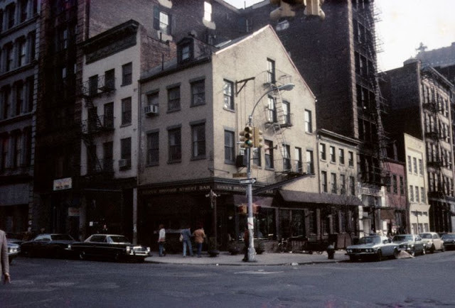 Trong ảnh là một quán bar ở thành phố New York đầu thập niên 1970.