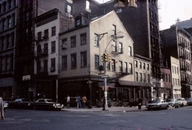 Trong ảnh là một quán bar ở thành phố New York đầu thập niên 1970.