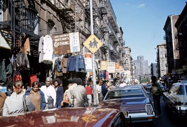 Cảnh đông đúc tại Lower East Side, vùng lân cận của thành phố New York.