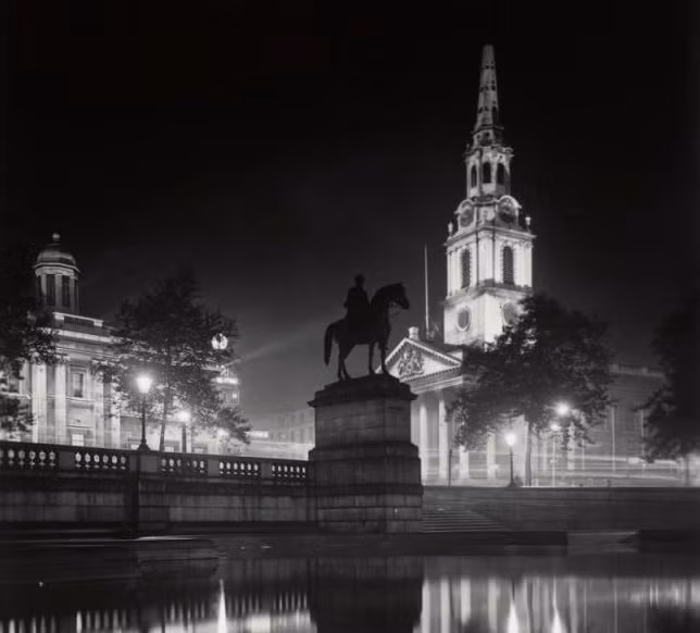 Khu vực đài phun nước tại Quảng trường Trafalgar vào ban đêm.