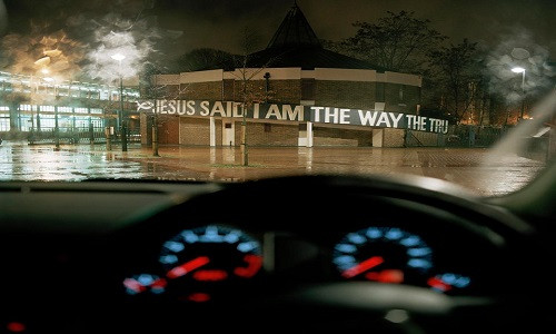 Dòng chữ phía trước mang một thông điệp được nhìn từ trong xe ô tô năm 2007.