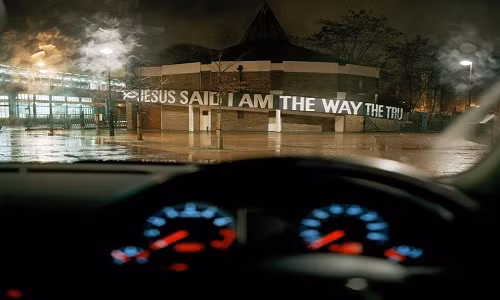 Dòng chữ phía trước mang một thông điệp được nhìn từ trong xe ô tô năm 2007.