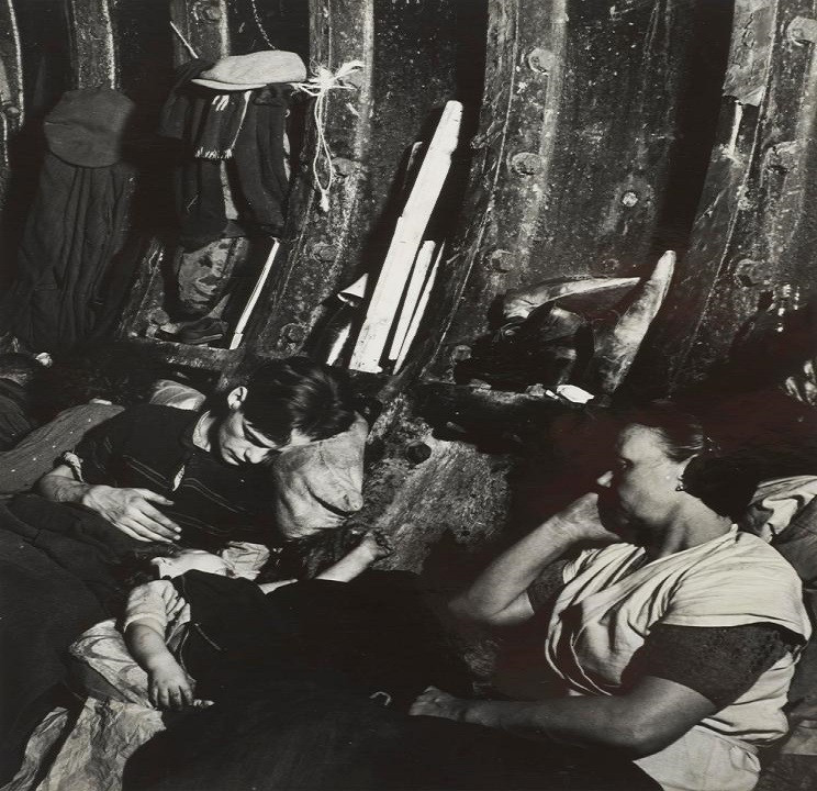 Người dân London ở trong ga tàu điện ngầm London để tránh cuộc không kích Blitz của Đức Quốc xã trong thời kỳ Chiến tranh Thế giới thứ hai năm 1940.