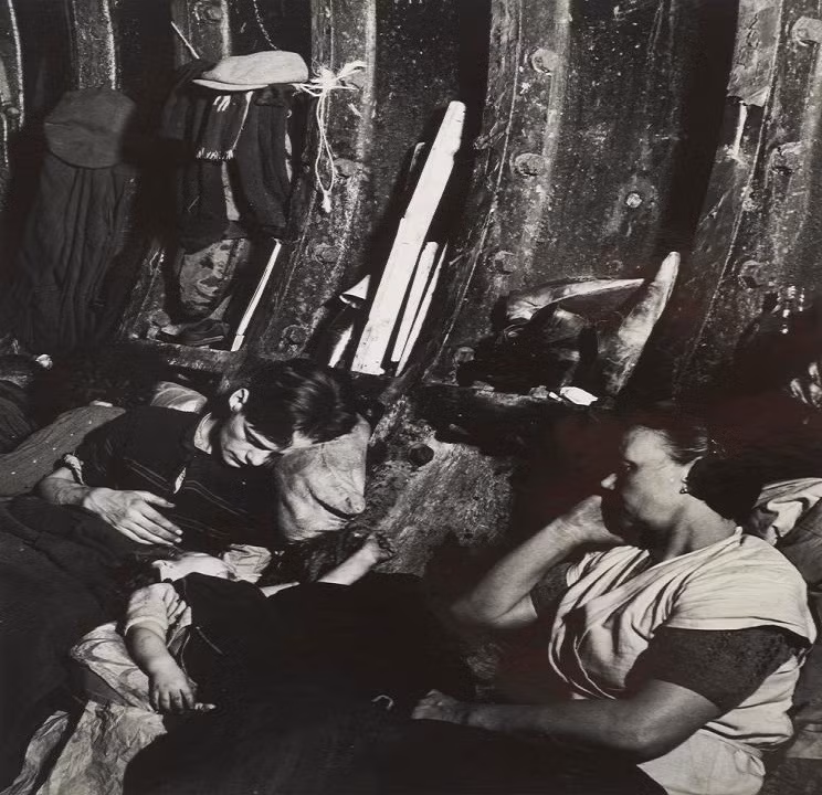 Người dân London ở trong ga tàu điện ngầm London để tránh cuộc không kích Blitz của Đức Quốc xã trong thời kỳ Chiến tranh Thế giới thứ hai năm 1940.