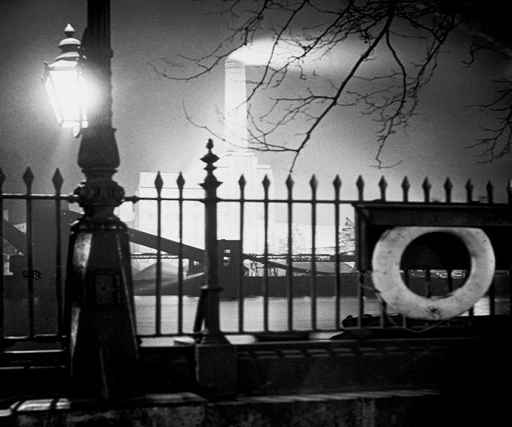 Bức ảnh chụp bên bờ sông vào buổi tối ở Chelsea, London.