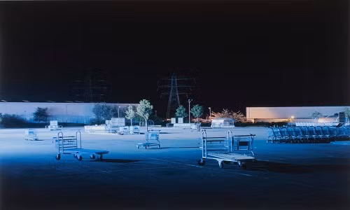 Bên trong bãi đỗ xe vắng vẻ tại một địa điểm ở thủ đô nước Anh.