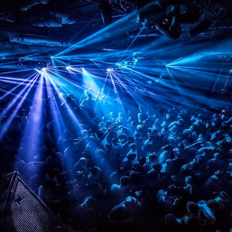 Câu lạc bộ đêm Fabric ở Farringdon vẫn đông nghịt người lúc 5 giờ sáng năm 2017.