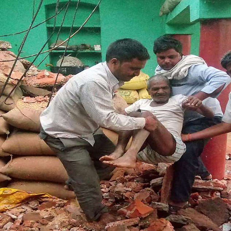 Một người đàn ông lớn tuổi được đưa ra khỏi đống đổ nát của ngôi nhà đổ sập ở Agra, bang Uttar Pradesh. Ảnh: Getty.