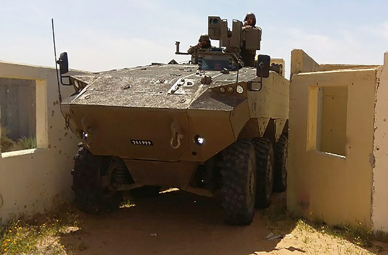 Hồi tháng 4/2017, các binh sĩ đến từ Tiểu đoàn 50 đã trải qua khóa huấn luyện chuyên sâu về cách vận hành xe bọc thép Eitan mới nhất do Israel tự sản xuất. Ảnh: defense-update.com