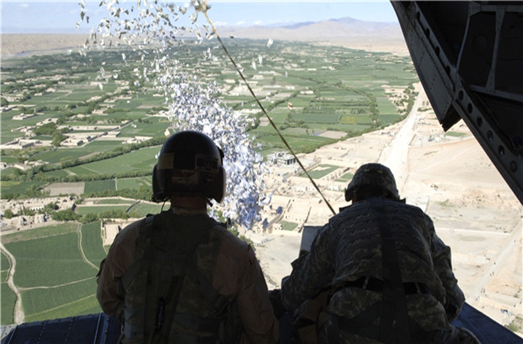 “Trực thăng của Quân chính phủ Syria đã thả hàng nghìn tờ truyền đơn xuống các ngôi làng và khu vực ở miền bắc Idlib, trong đó có al-Dana và Sarmada, yêu cầu các tay súng khủng bố hạ vũ khí và tham gia vào quá trình tái hòa giải”, nguồn tin cho hay. Ảnh: FNA.