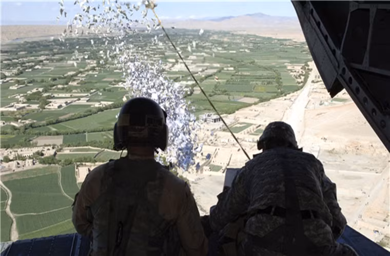 “Trực thăng của Quân chính phủ Syria đã thả hàng nghìn tờ truyền đơn xuống các ngôi làng và khu vực ở miền bắc Idlib, trong đó có al-Dana và Sarmada, yêu cầu các tay súng khủng bố hạ vũ khí và tham gia vào quá trình tái hòa giải”, nguồn tin cho hay. Ảnh: FNA.