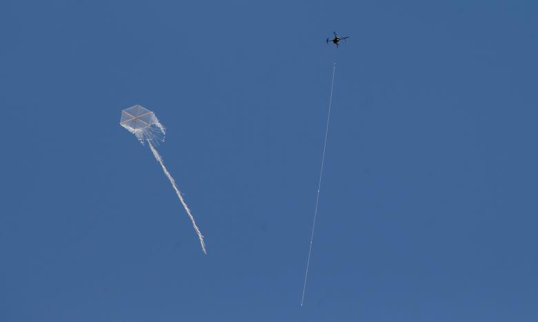 Israel sử dụng máy bay không người lái để bắn hạ những con diều của Palestine ở phía đông thành phố Gaza.