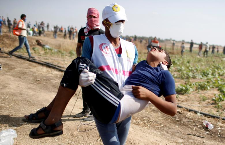 Một thanh niên bị thương trong cuộc biểu tình được đưa đi cấp cứu.