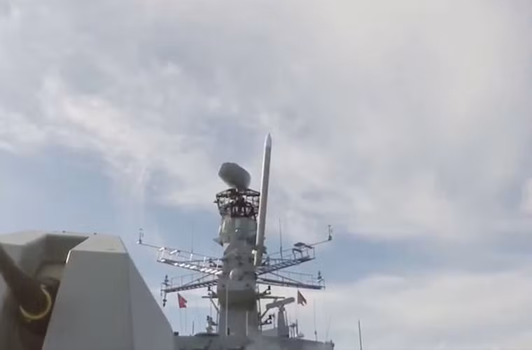 Được biết, HMS Argyll là con tàu đầu tiên được trang bị hệ thống phòng thủ tên lửa tiên tiến trị giá 850 triệu bảng Anh này. Ảnh: Mirror.