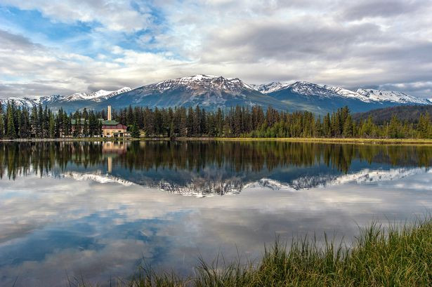 Theo TMZ, Công tước và nữ Công tước xứ Sussex sẽ ở trong cabin gỗ yên tĩnh tại khu nghỉ dưỡng Fairmont Jasper Park Lodge.