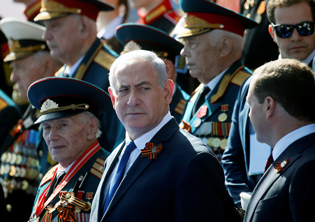 Nhà lãnh đạo nước ngoài duy nhất tham gia lễ duyệt binh Ngày Chiến thắng năm nay là Thủ tướng Israel Benjamin Netanyahu, đứng ngay cạnh ông là Thủ tướng Nga Dmitry Medvedev. Ảnh: Sputnik.