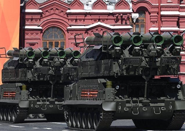 Tiếp sau phần diễu binh là đến lễ duyệt binh với hơn 150 khí tài quân sự của Quân đội Nga. Ảnh: Sputnik.